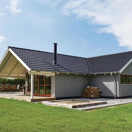 3 Bedroom Beautiful In Ferienhaus *